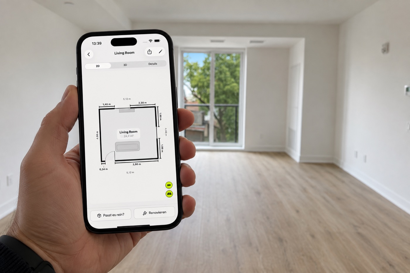 Eine Hand hält ein iPhone mit dem vermaßten Grundriss vor eine leere, helle Wohnung.